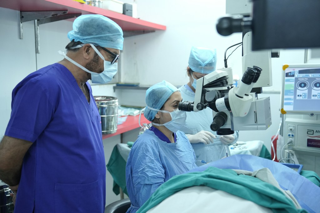 Operasi LASIK: Kriteria, Bisa untuk Silinder, serta Kelebihan & Kekurangannya