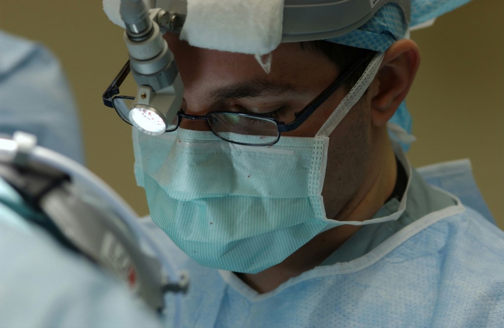 Apakah Benar Mata Plus Tidak Bisa LASIK?