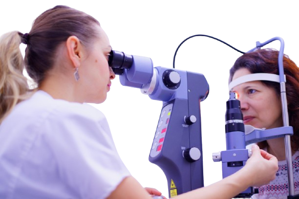 Dokter memeriksa mata pasien menggunakan slit lamp